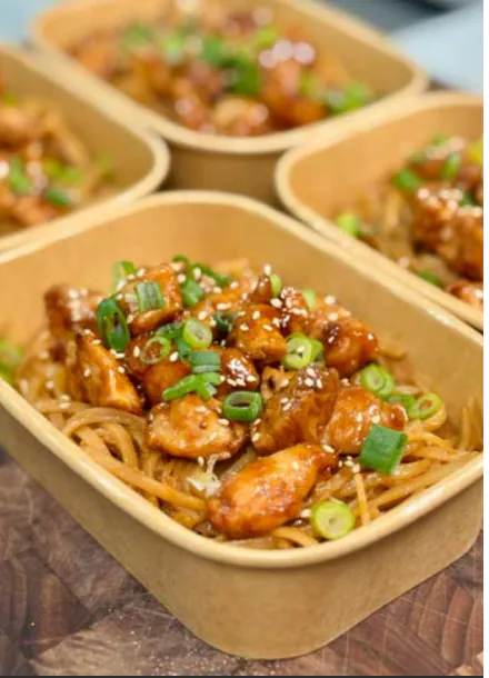 STICKY GARLIC CHICKEN NOODLES