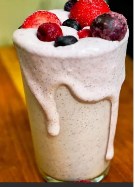 HIGH-PROTEIN VANILLA FRUIT SMOOTHIE